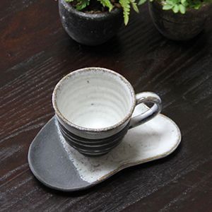 新品未使用 信楽焼 コーヒーカップ 2セット 信楽焼 コーヒーカップ 陶器 おしゃれ 黒 白 和風 セット 珈琲