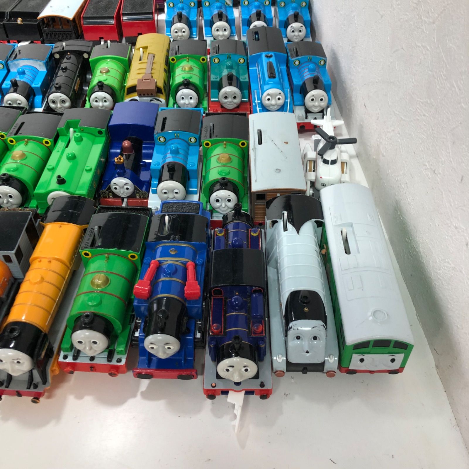 【人気品質保証】TOMY プラレール　機関車トーマス　 列車、貨車　大量　48台まとめ売り 知育玩具