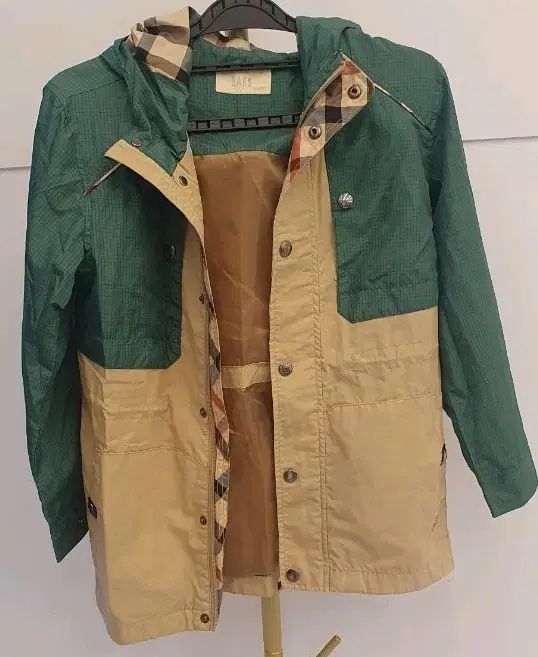 テニスウェア Vネック 黒とベージュの幾何学模様　レディーステニス上下ウェア ストア テニスウェア Vネック 黒とベージュの幾何学模様 レディース