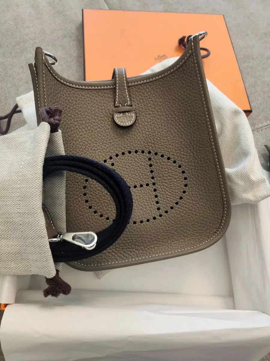 新品・未使用品】エヴリンTPM ゴールド シルバー金具 ミニエヴリン 16