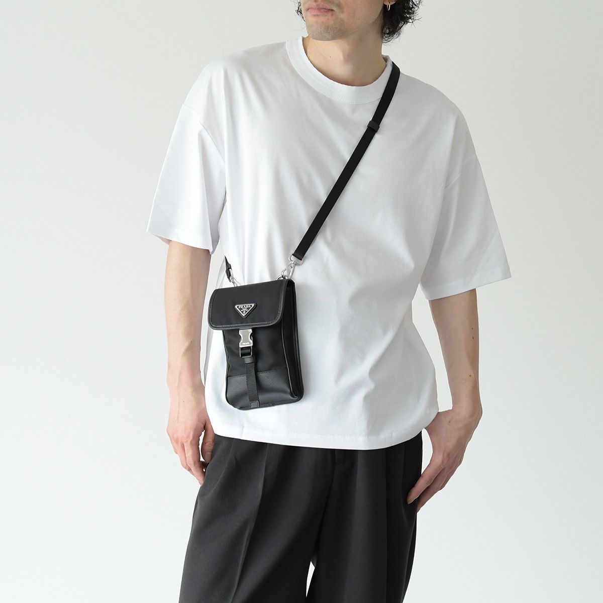 PRADA プラダ スマホケース バッグ ショルダーバッグ 2ZH1092DMH レザー スマートフォンケース メンズ ユニセックス ブラック 黒 ネックポーチ ロゴ