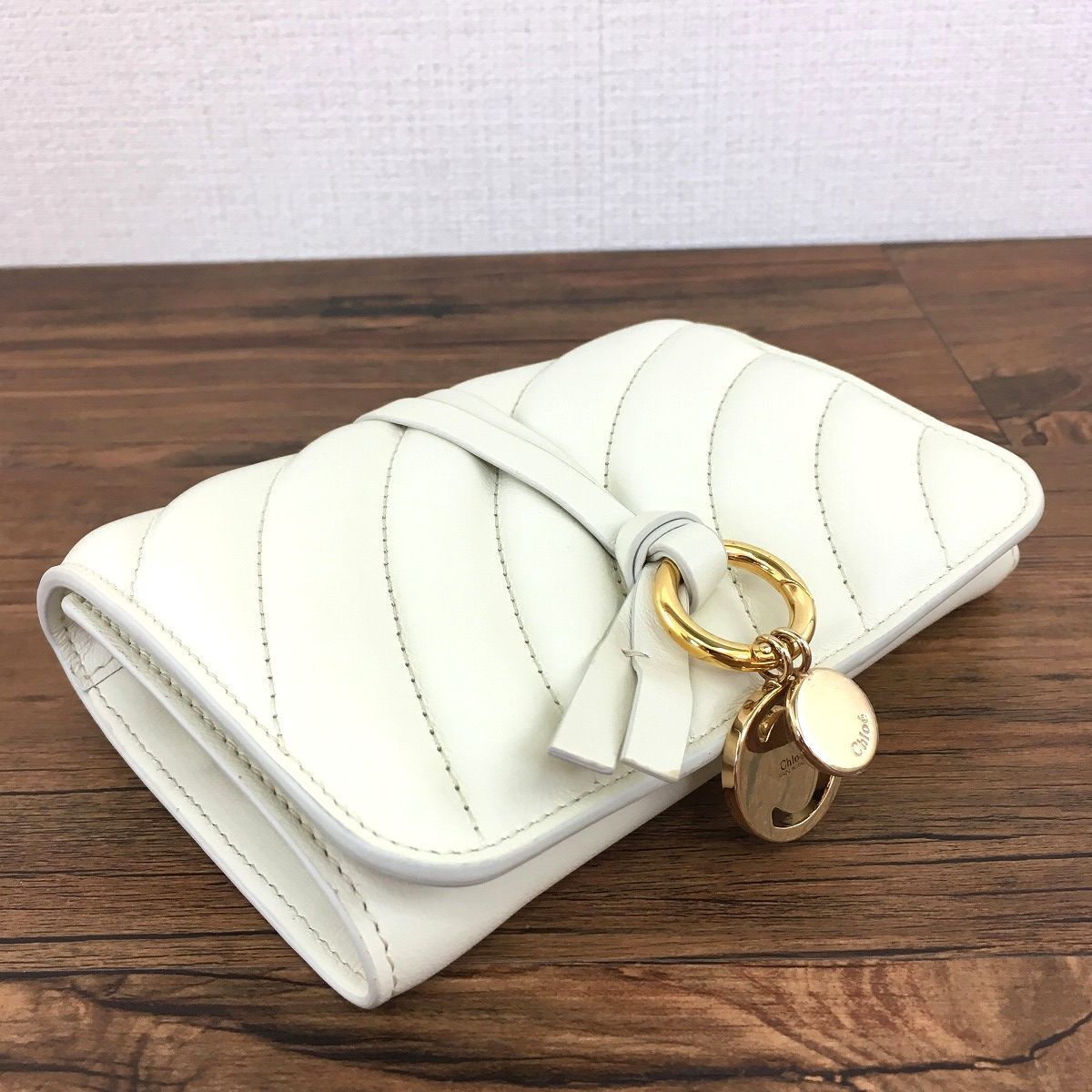 228 送料込み！ 未使用品 Chloe 三つ折り財布 CHC18AP943A04119  