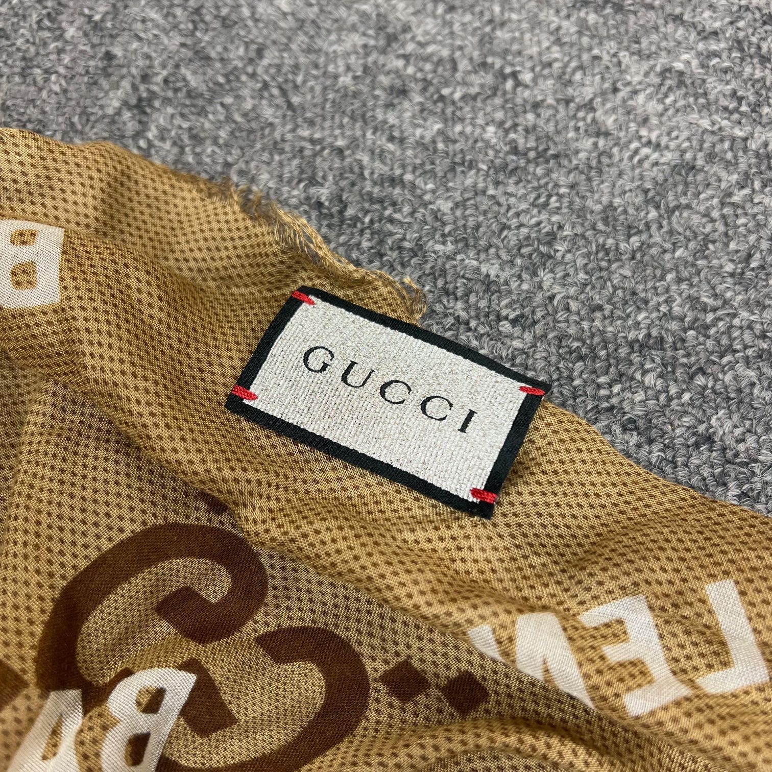 国内正規 GUCCI × BALENCIAGA The Hacker Project Maxi GG スカーフ ショール ストール コラボ グッチ  バレンシアガ 676776 ベージュ系 F 75504A3 - メルカリ