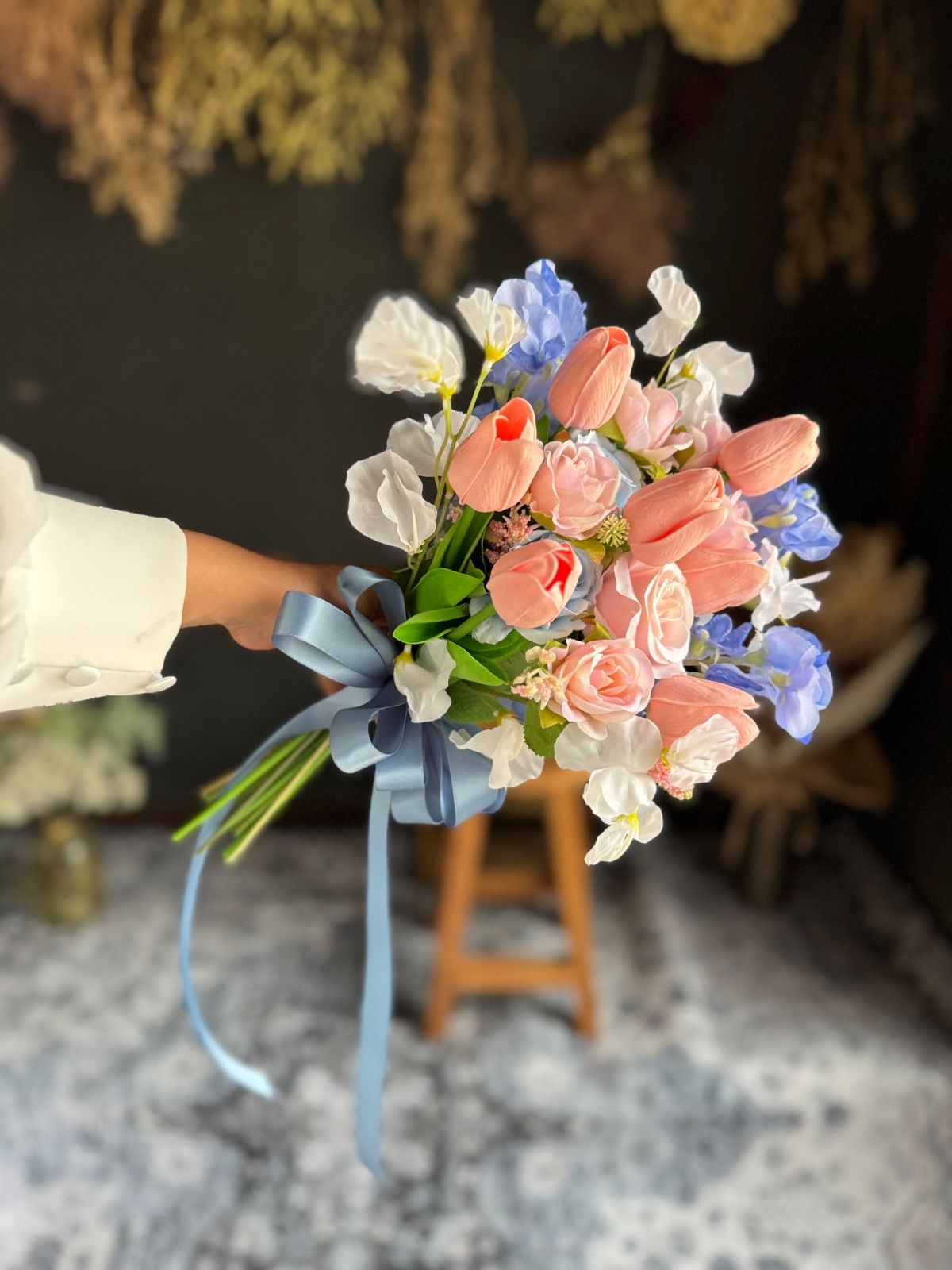 ピンクチューリップ×ブルークラッチブーケ