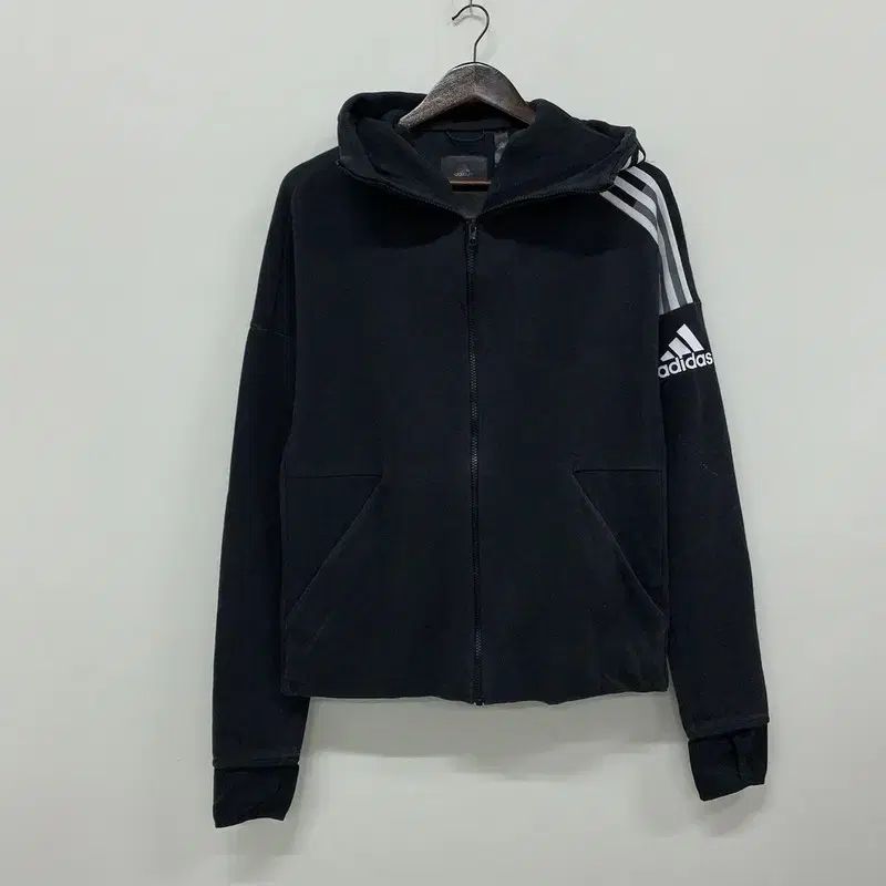 【雷市場（ポンジャン）商品韓国直送】 adidas(アディダス) 黒 フード付き ジップアップパーカー 100 G00233