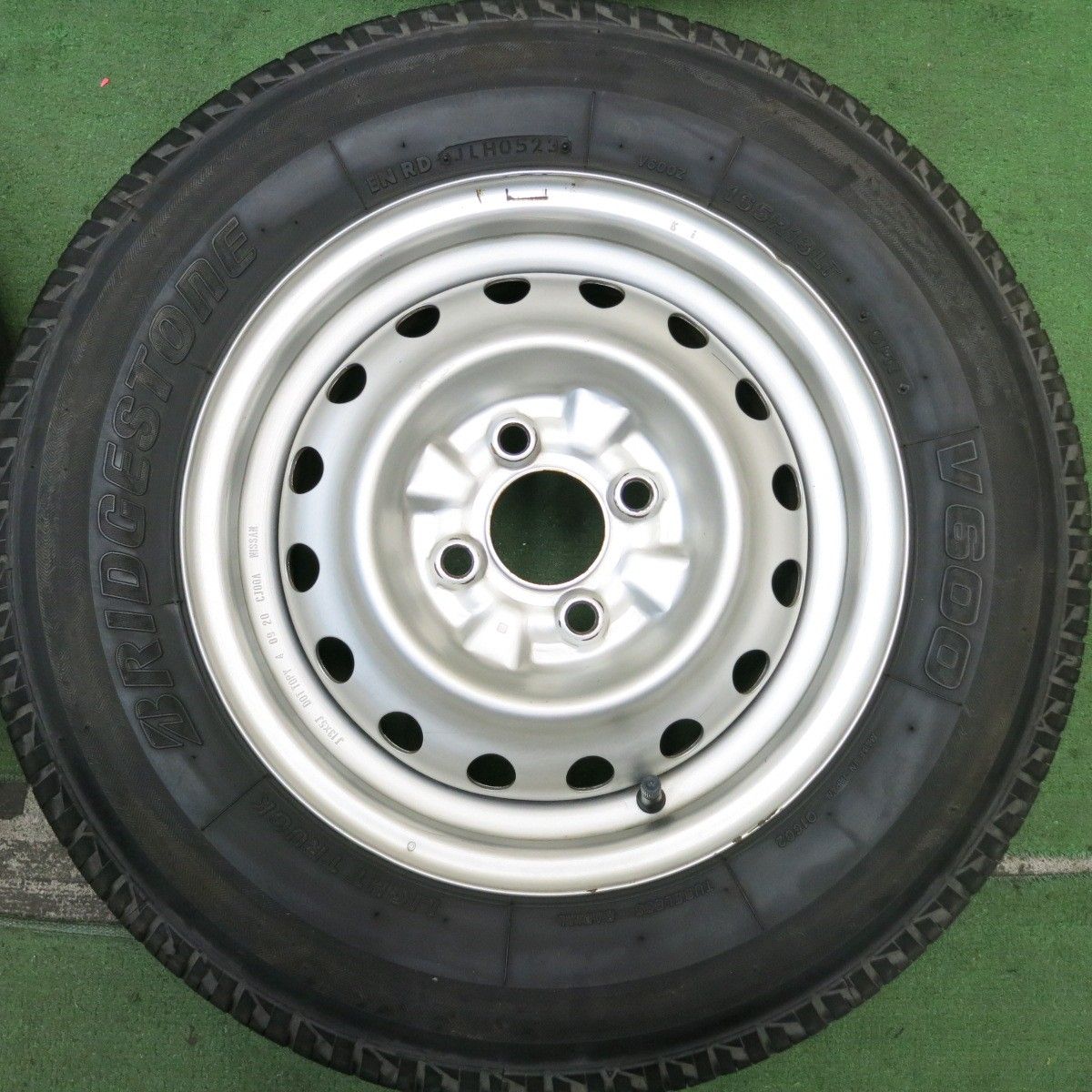何でも揃う。 バリ溝 23年 キレイ 9.5分 日産 AD バン 純正 スチール 165R13LT 6PR ブリヂストン V600 13インチ PCD100 4H 5091105HAノ