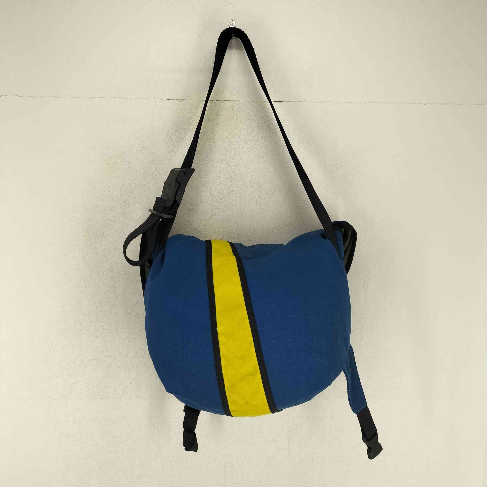 クランプラー CRUMPLER ラインデザインメッセンジャーバッグ