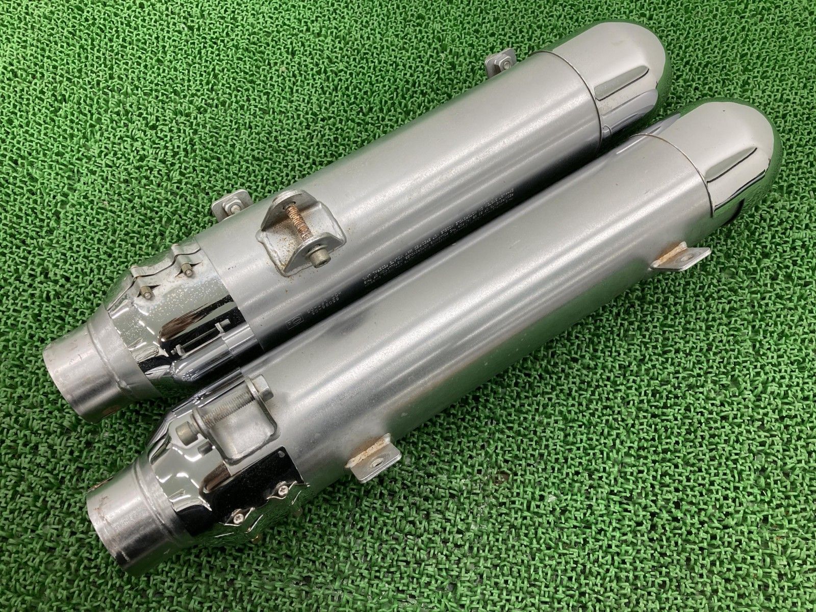 VRSCD1130 サイレンサーマフラー 65089-05 ハーレー 純正 バイク 部品 ナイトロッド 修復素材に コケキズなし 【中古】 47 VRSCD1130 サイレンサーマフラー 65089-05 ハーレー 純正 バイク 部品