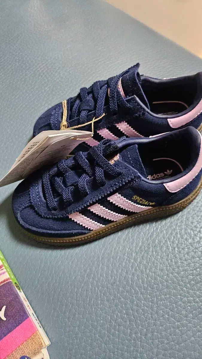 adidas アディダス 特別な ネイビー ピンク スニーカー