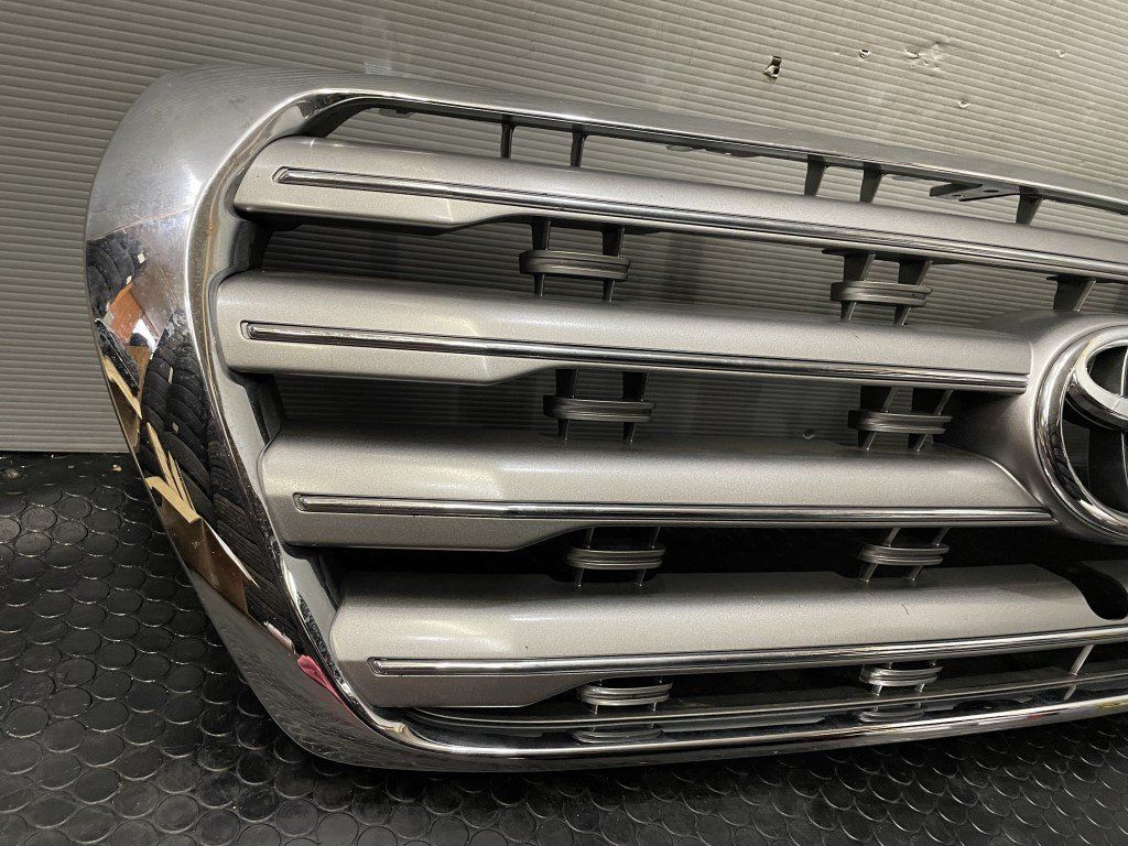 TOYOTA トヨタ ランクル200 後期 純正フロントグリル フロント