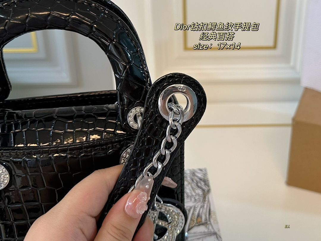 今日特価】DIOR Lady Dior 満ストーンボタンとアリゲーター柄の