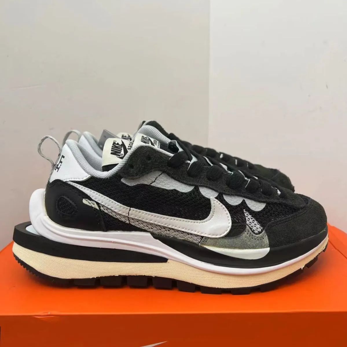 新品未使用 ナイキ Sacai x Nike VaporWaffle black and white スニーカー