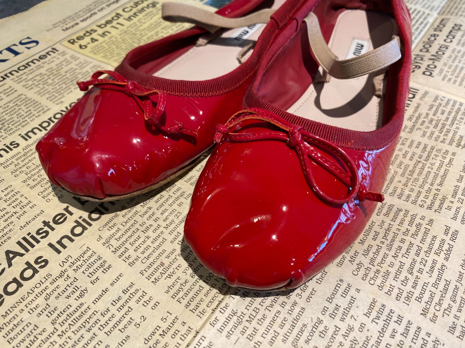 miu miu レッド フラットシューズ アンクルストラップ バレエ □miumiu ミュウミュウ クロスストラップ バレエシューズ レッド