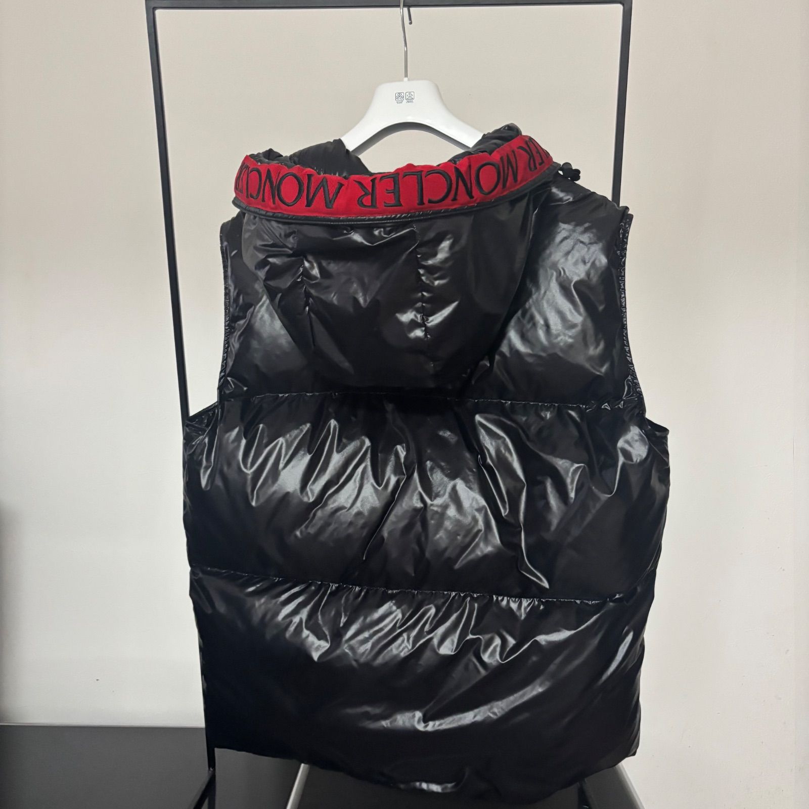 ほぼ未使用 MONCLER モンクレール AGNEAUX ダウンベスト Lサイズ ☆モンクレール☆AGNEAUX☆ロゴフーデッドダウンベスト☆サイズ6