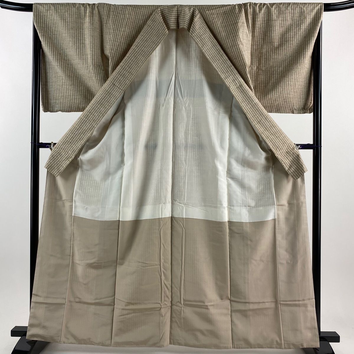 紬 身丈163cm 裄丈67cm M 袷 縦縞 膨らむ ベージュ 正絹 美品 名品  