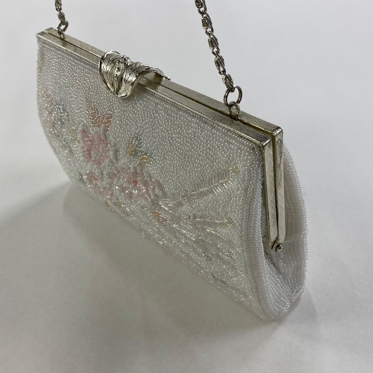 ぜひ当店へようこそ！ 和装バッグ 秀品 ビーズバッグ フォーマル 草花 羽 白 ビーズ 和装小物 人気ブランドの新作も！