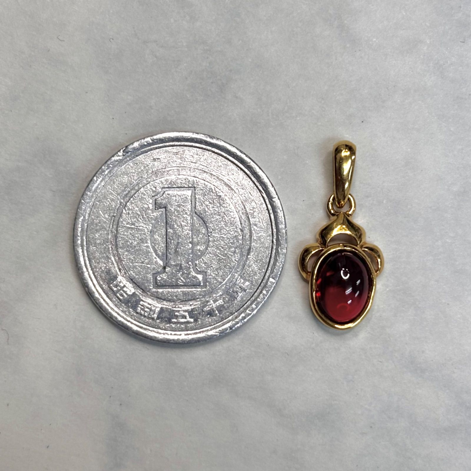 18金と赤石のチャーム 使用貴金属