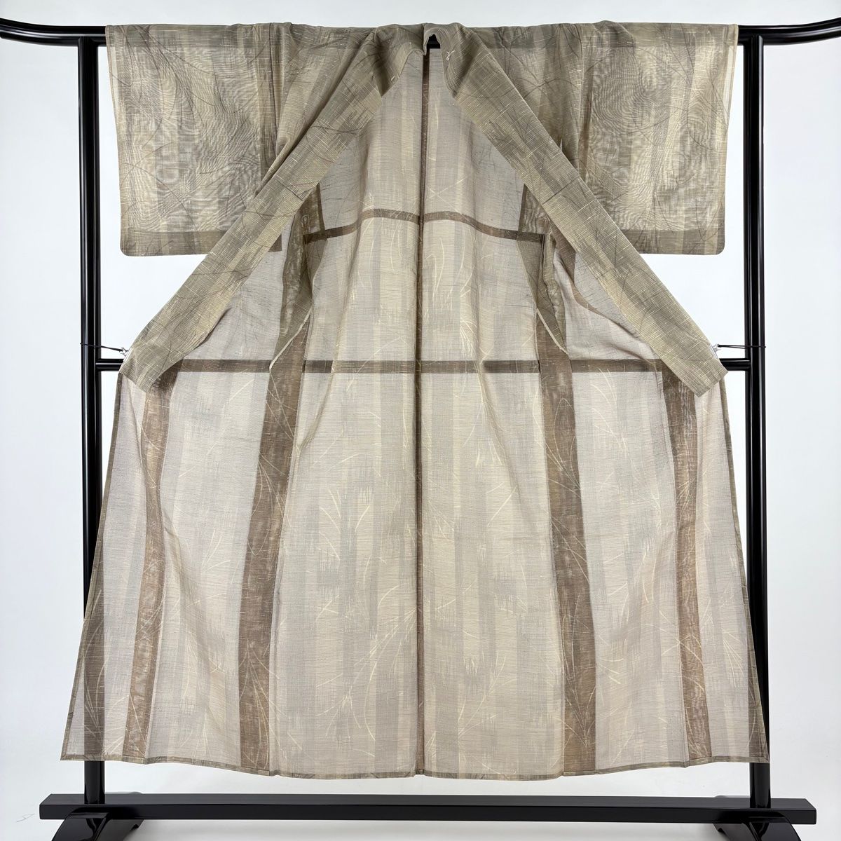 紬身丈160裄丈64cm M 薄物夏紬縞絣薄茶色 正絹 秀品【中古】 紬 身丈162cm 裄丈64.5cm M 袷 牡丹 葉柄 灰茶 正絹 秀品｜中古