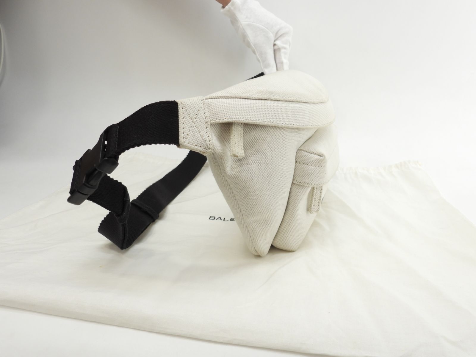 BALENCIAGA ホワイト バレンシアガ エブリデイ ボディバッグ バレンシアガ ベルトバッグ エブリデイ コットンデニム白 ボディ