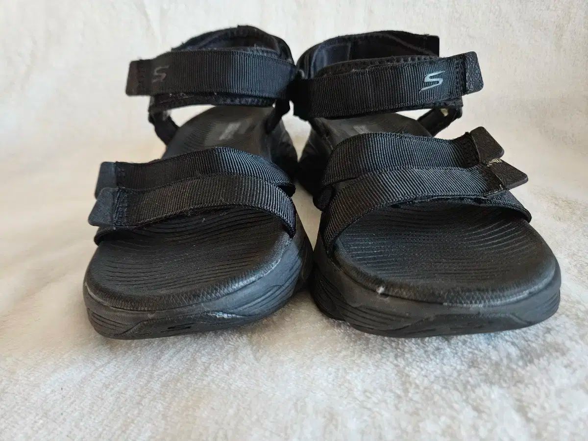 SKECHERS スケッチャーズ