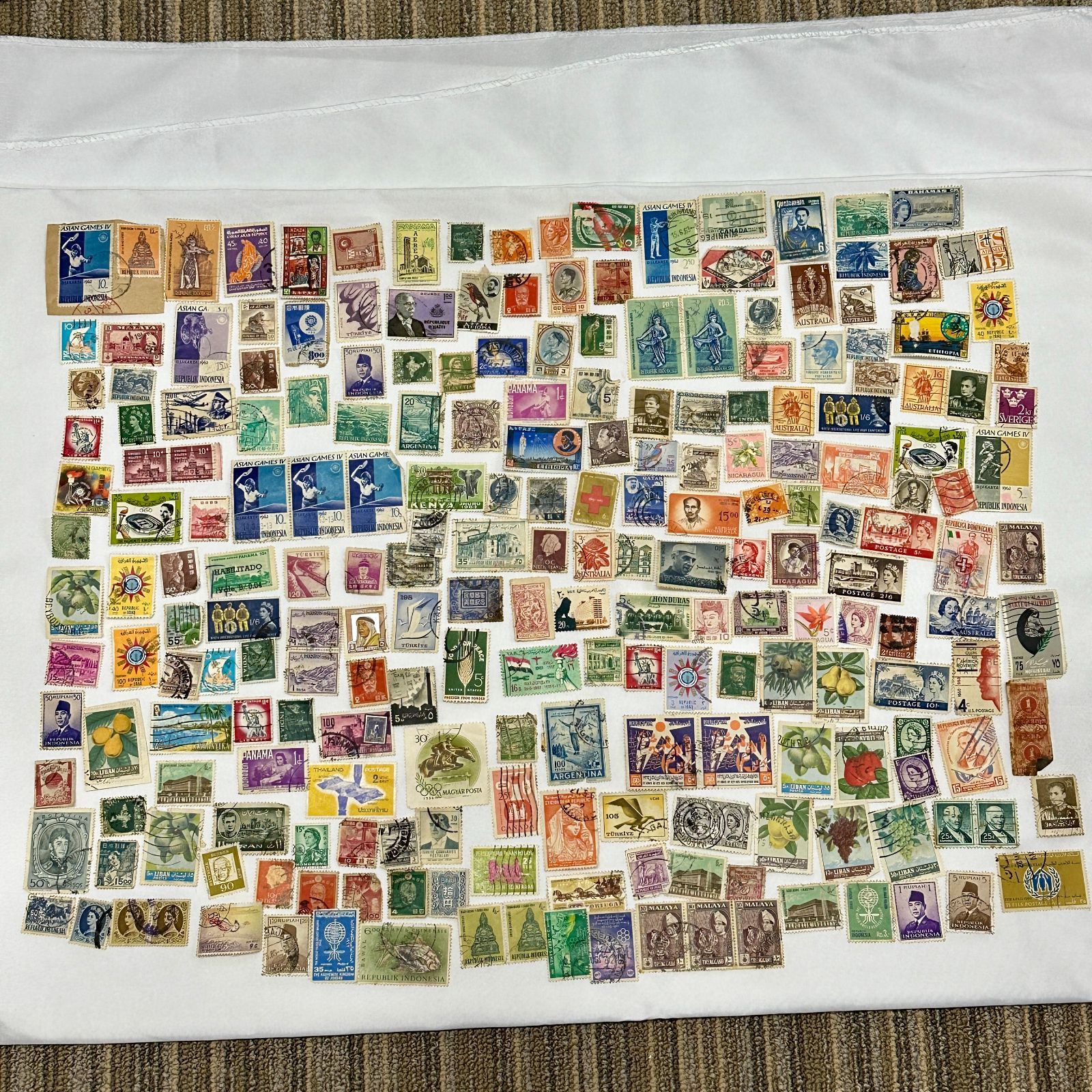 使用済み外国切手／157枚程。日本の切手も少々。【古い時代の切手