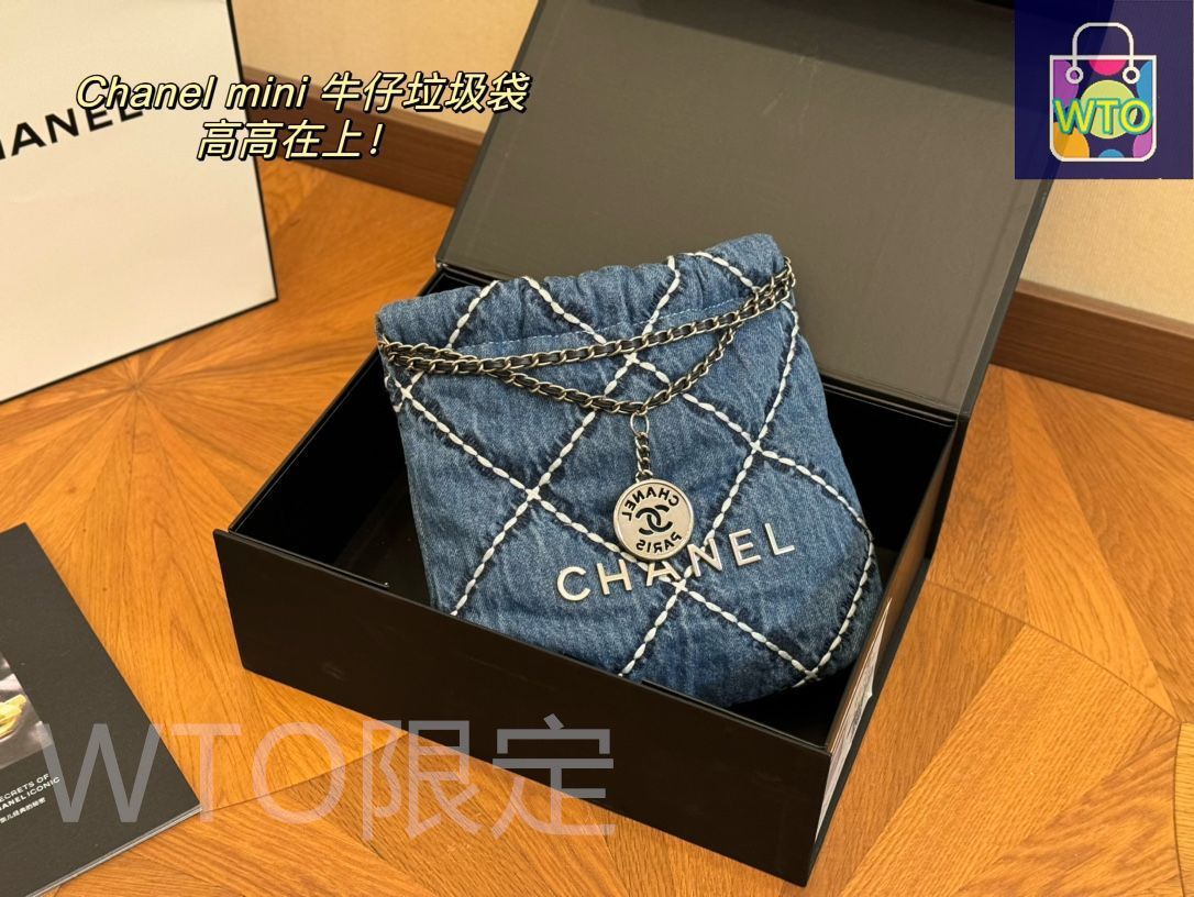 シャネルCHANELのショッピングバッグには、財布、キーバッグ