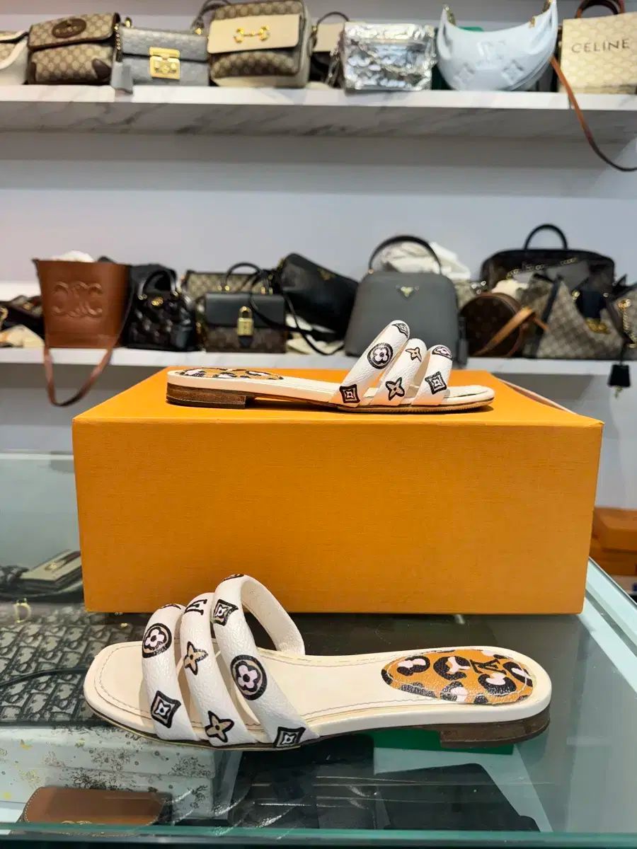 38 Louis Vuitton ルイヴィトン 白 モノグラム ミュール サンダル