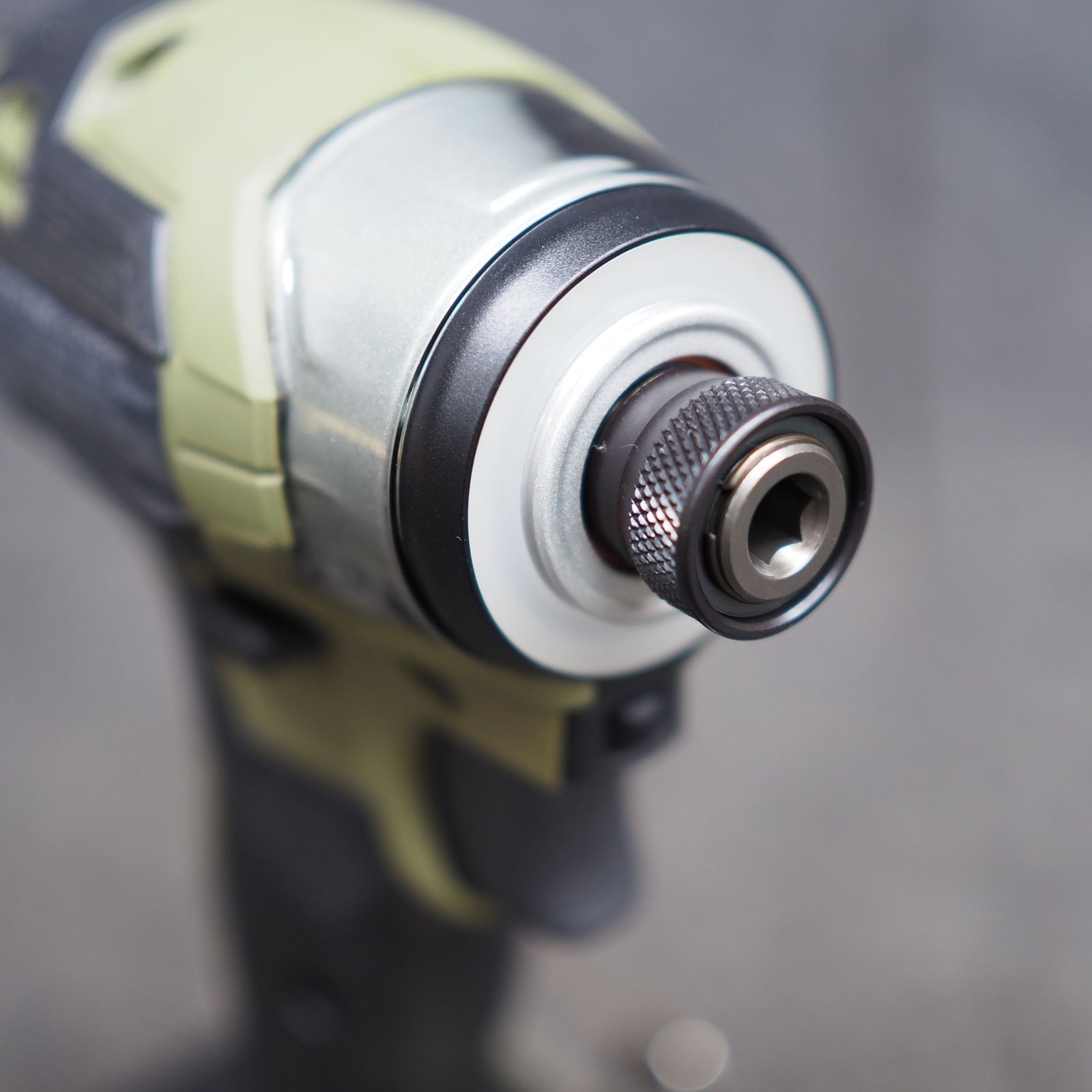 コードレスインパクトドライバー