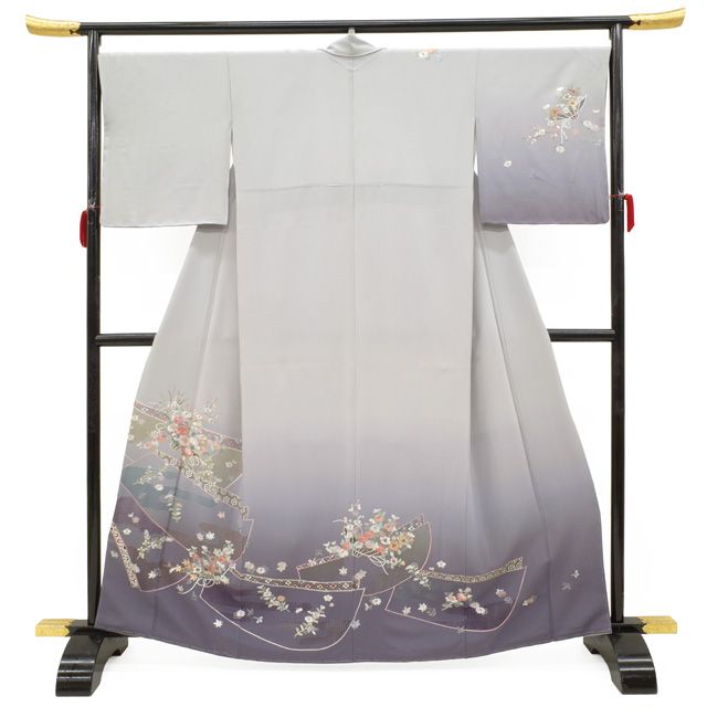 訪問着 着物 リサイクル フォーマル 手刺繍 スワトウ刺繍 ライトグレー地 グレイッシュパープルぼかし 四季の花 牡丹 菊 梅 菖蒲 秋草 花古典柄 汕頭刺繍 春 秋 冬 仕立て上がり 身丈163 裄丈68 Lサイズ みやがわ sb16409