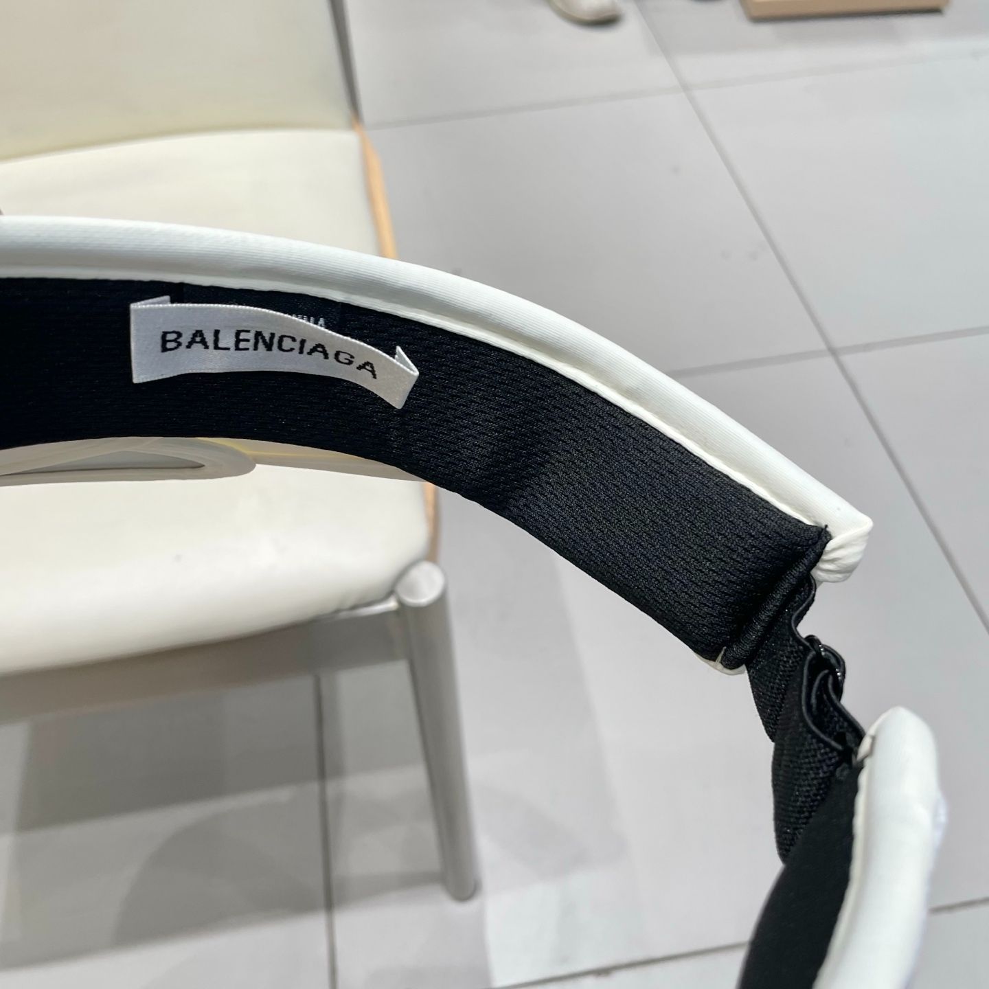 BALENCIAGA サンバイザー 今日特価】BALENCIAGA サンバイザー-2 - メルカリ