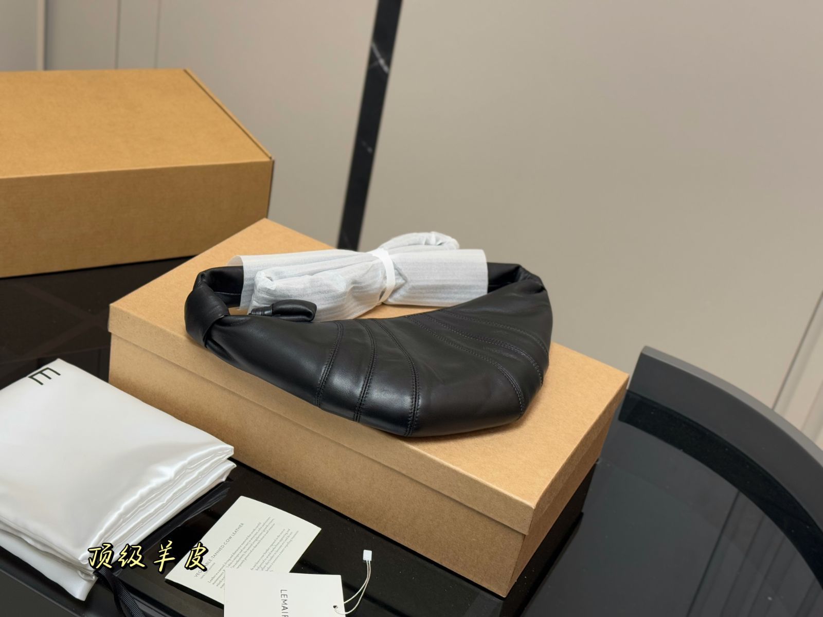 Lemaire クロワッサン牛角包 子羊皮 クロスボディバッグ Lemaire クロワッサン牛角包 子羊皮 クロスボディバッグ