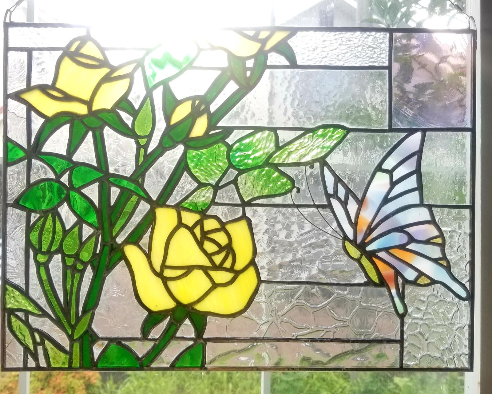 公式 ステンドグラス 黄色いバラと蝶のパネル (スタンド付) ガラス ...