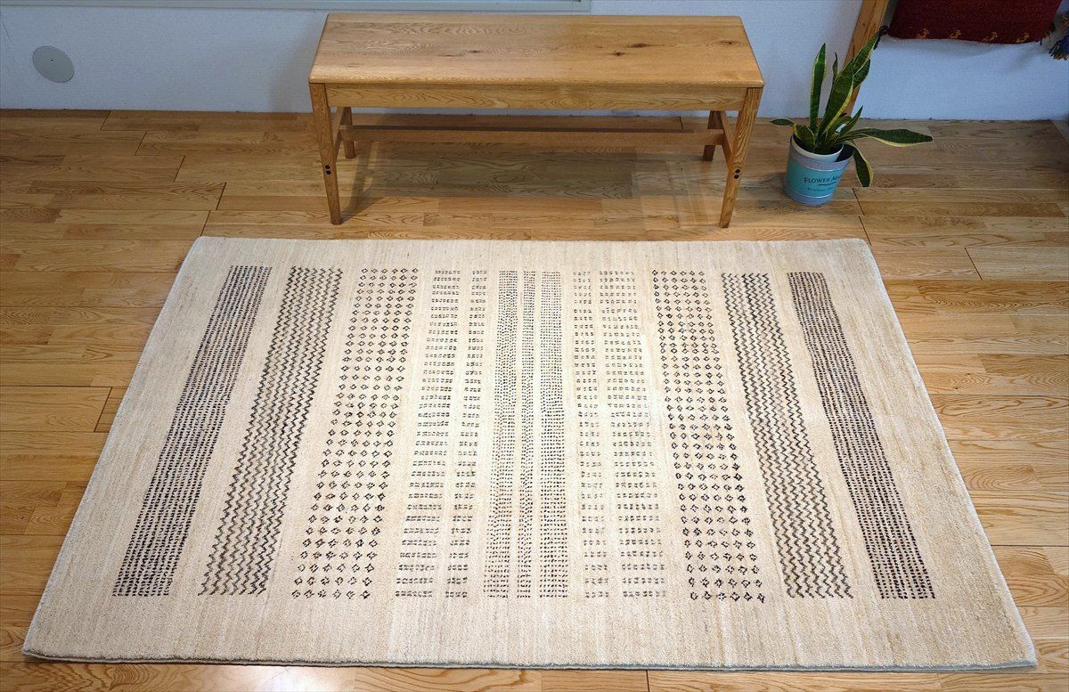 夏は涼しく冬は暖かい天然ラグ 無染めのウール リビング ラグ 178x121cm P90