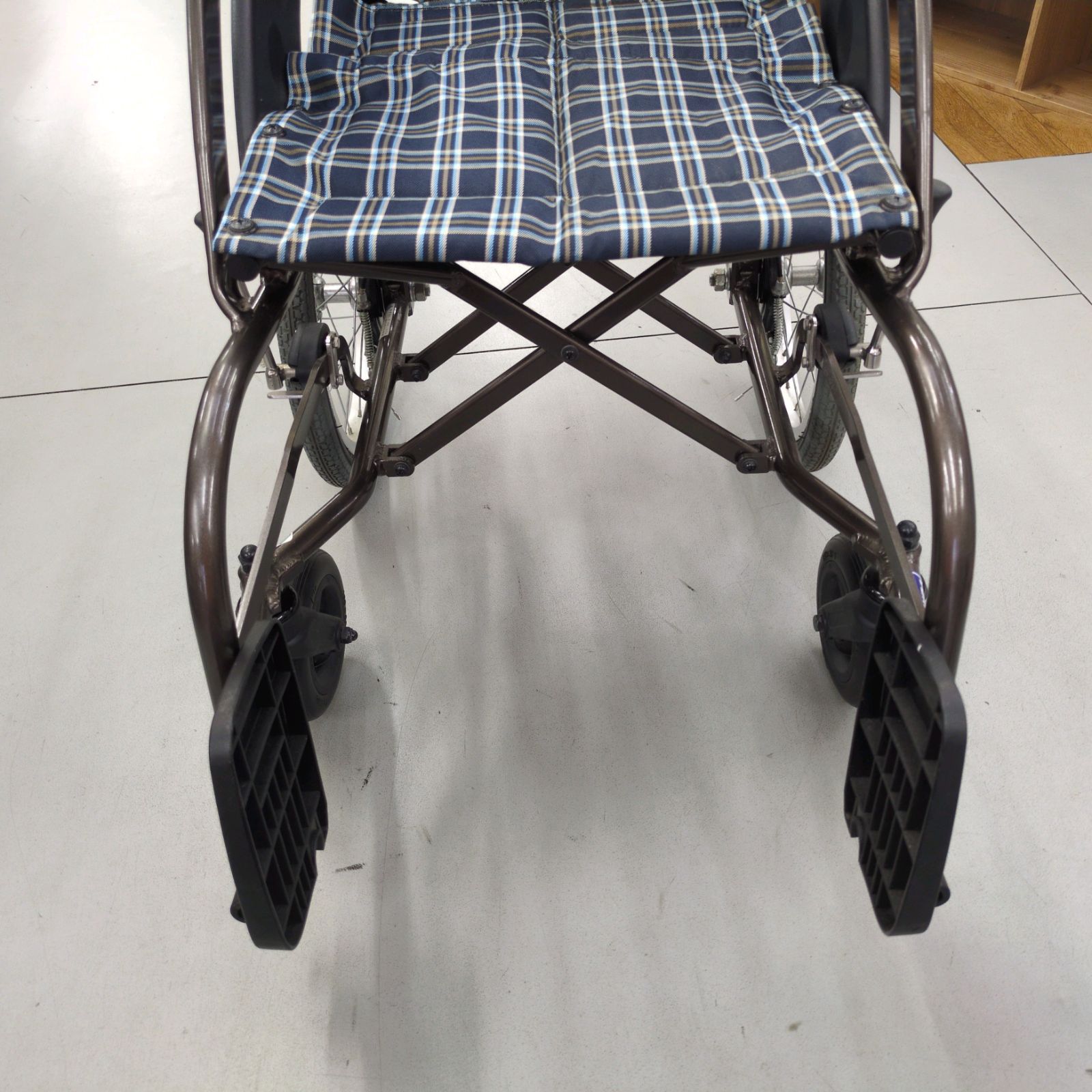 J203 ☆多少使用感有り☆KAWAMURA☆WAVIT☆ノーパンクタイヤ☆介助式車いす