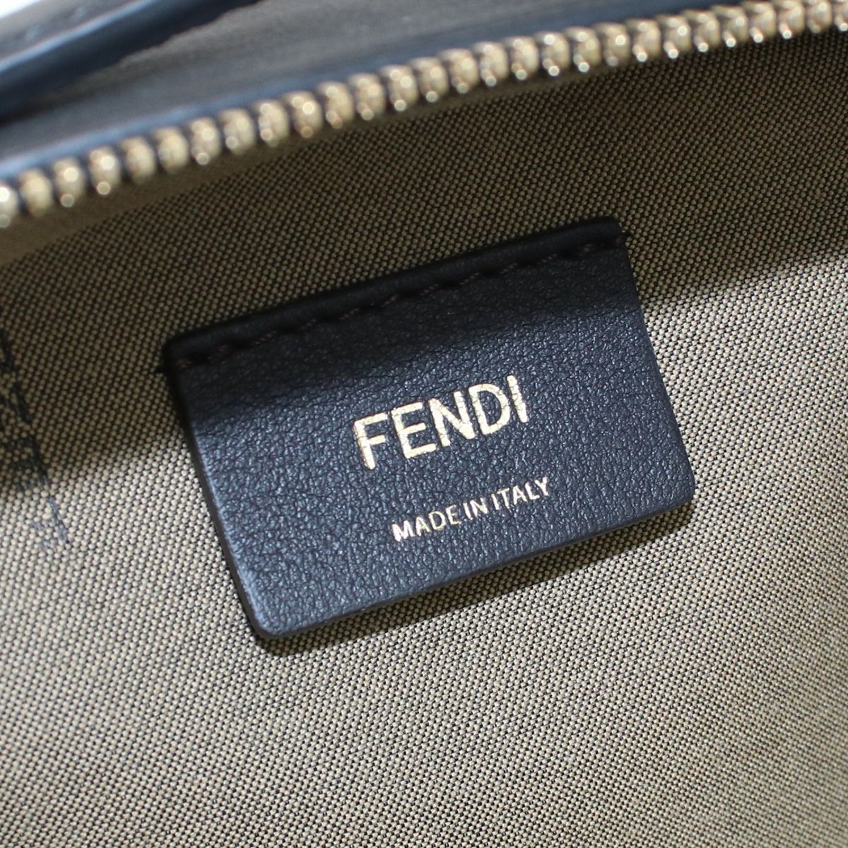 FENDI フェンディ カメラケース スモール オーロック 8BS058 A5DY F0KUR 斜め掛け ショルダーバッグ レザー【中古】 レディース  - メルカリ