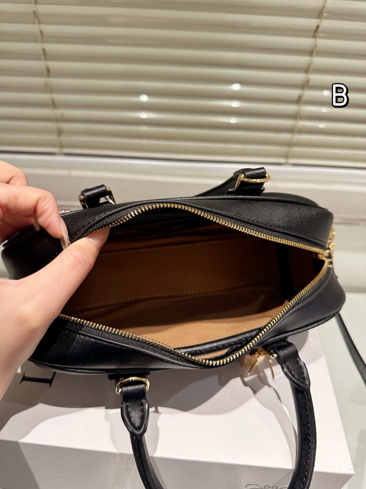LOEWE ハンドバッグ 今日WTO】LOEWE ハンドバッグ（牛皮 24×13cm）-WTO輸入-SN96