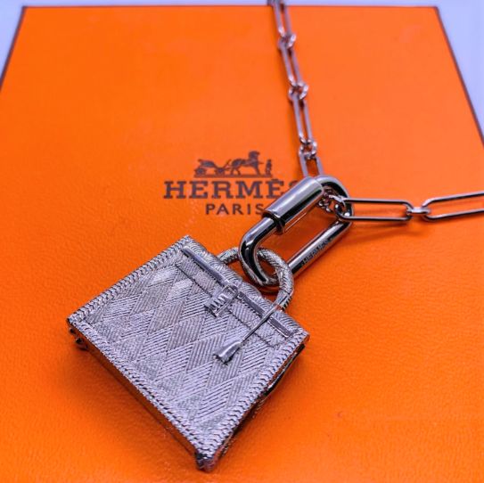 値下げ！HERMES　エルメス　キュリオジテ　ケリー　ネックレス　パラジウムプレーテッド　シルバー　ブランドジュエリー　アクセサリー　ギヨシェ彫り　 ペンダント　ペンダントトップ　チェーン付き　ケリーチャーム　ロングネックレス【中古】【31223T】