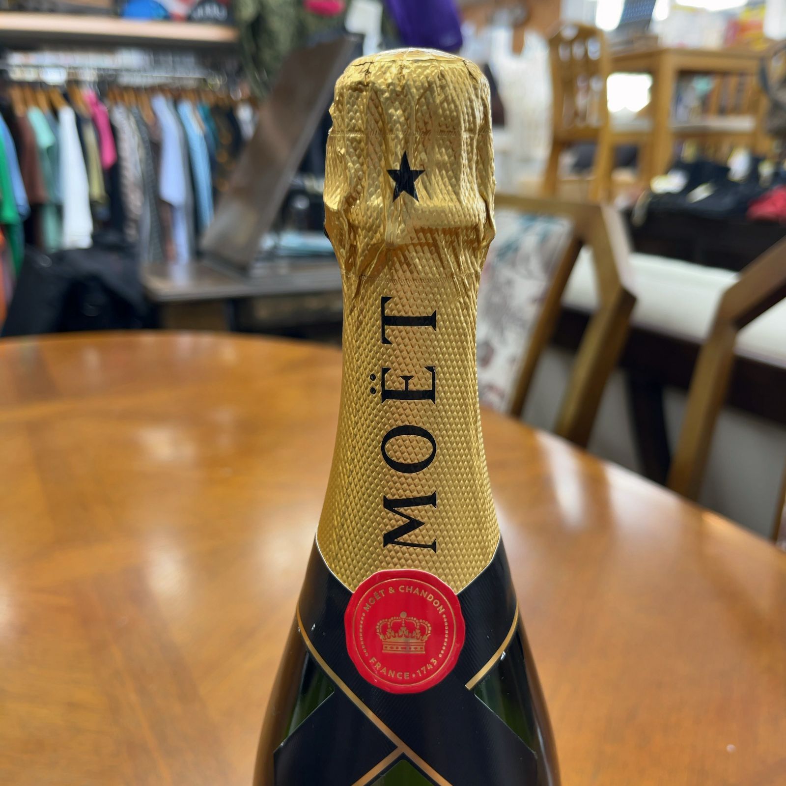 MOËT &amp; CHANDON - 【正規品・新品】モエシャンドン750ml x4本　箱無し　値下げ交渉承ります。 Amazon.co.jp: Moët & Chandon : Food, Beverages & Alcohol