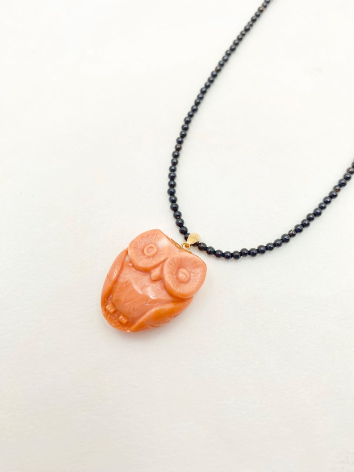 山珊瑚フクロウペンダント ネックレス オニキス？専用ケース付き　ケ11 フクロウのペンダントネックレス 日本産桃珊瑚 オニキス 無染色