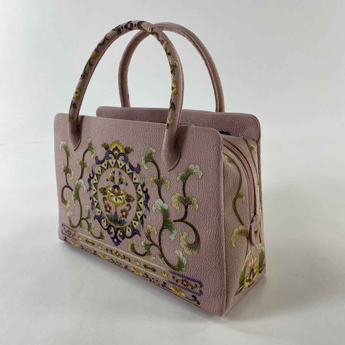 未使用品　OKAJIMA 和装バッグ 逸品 孔雀 草花 金彩 縮緬 正絹 未使用品 OKAJIMA 和装バッグ 逸品 孔雀 草花 金彩 縮緬 正絹