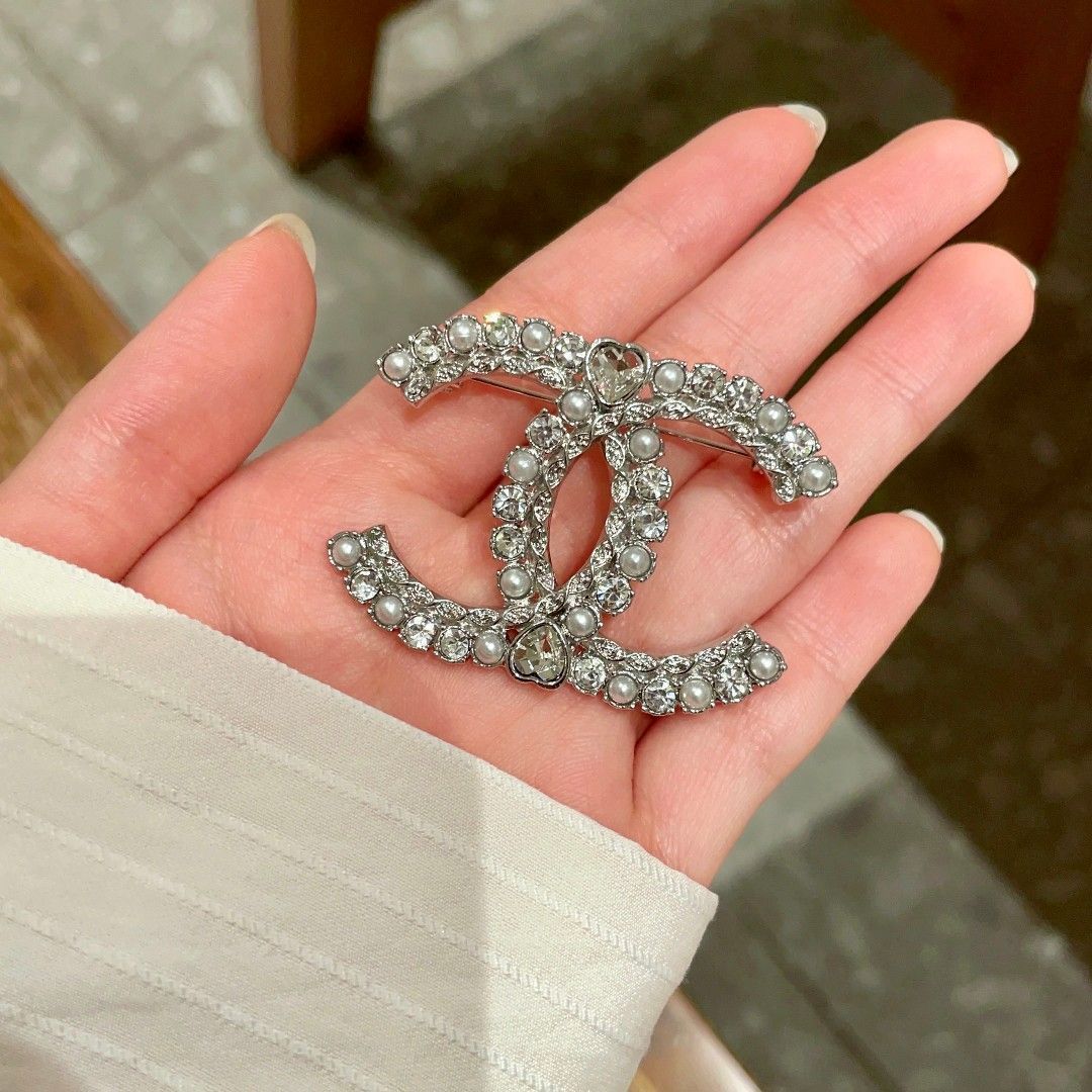 胸元にシャネルの気品を♪【CHANEL】 エンブレム ラペルピン 今日特価】CHANEL シャネル 専門店新商品と同時期に発売 胸ピン