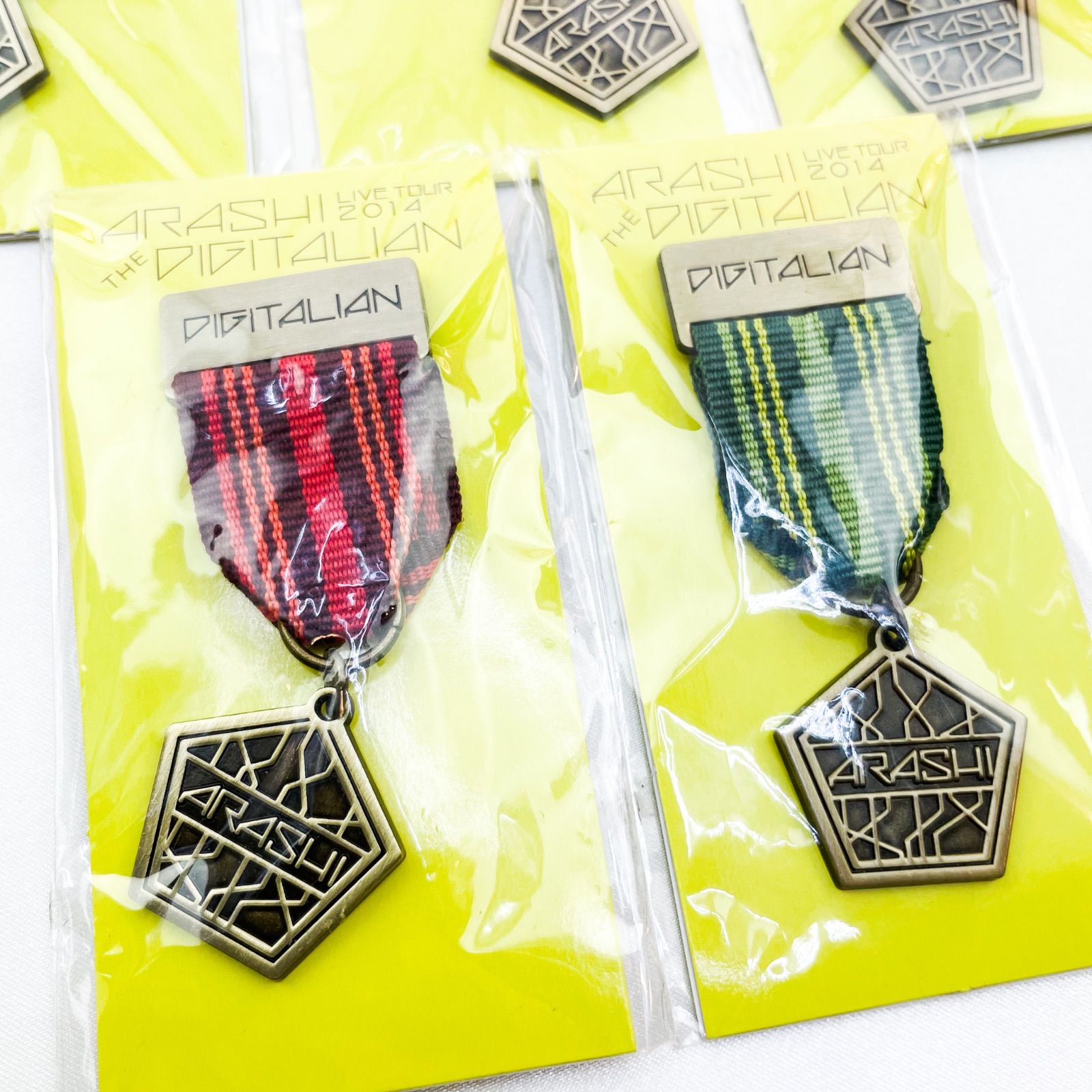 嵐 公式ツアーグッズ 会場限定 チャーム ストラップ メダルブローチ 他 新品 Amazon.co.jp: 嵐 ARASHI Anniversary Tour 5×20 and more 公式