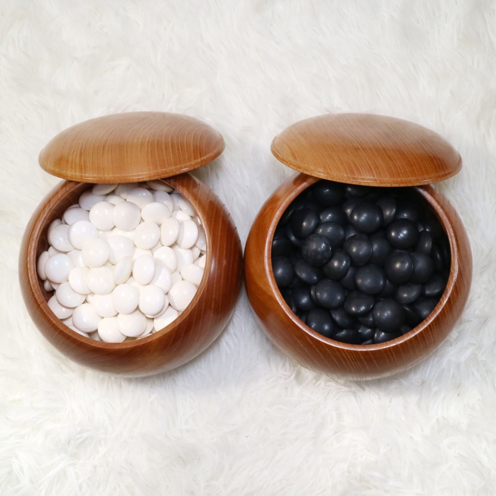 碁石 囲碁 蛤 那智黒 ハマグリ Amazon | 囲碁 日向特製蛤碁石那智黒碁石 31 実用 厚み8.4mm 木製本欅