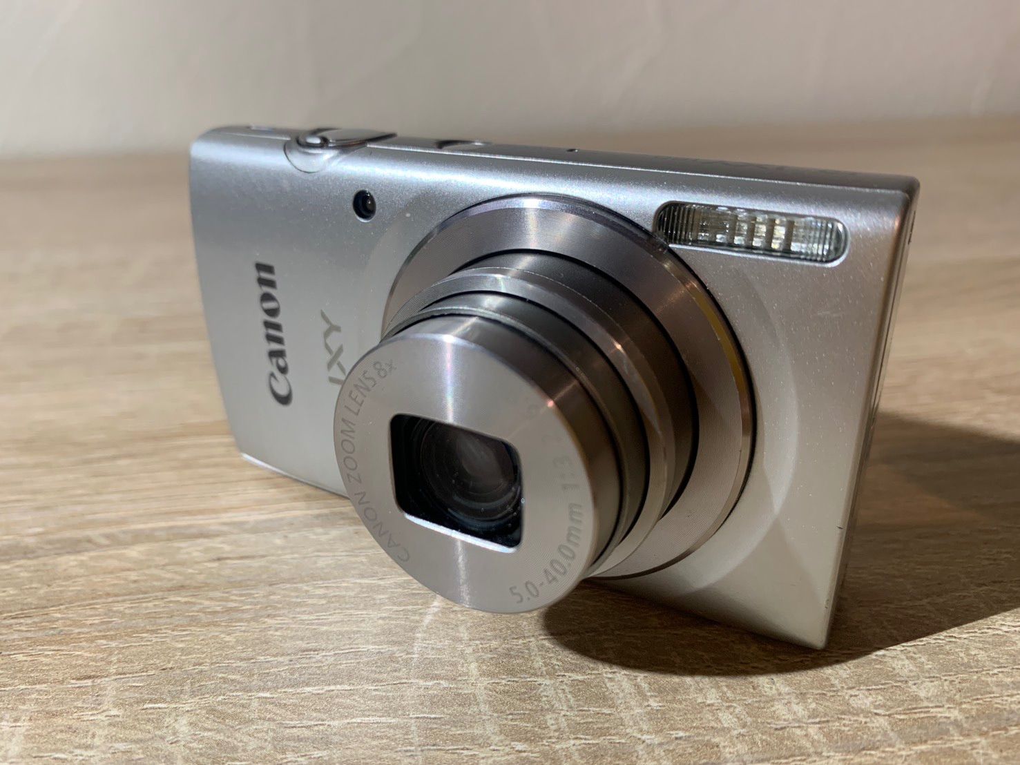 シルバー デジカメ