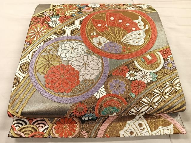 丸帯 アンティーク 正絹 黒 金 銀 オレンジ 白 茶 ベージュ 花蝶 生け花 桃 葡萄 両面 全通  仕立上がり レトロ 明治・大正ロマン 昔着物用帯 【キモノオフ野々市若松店】 丸帯 アンティーク 正絹 黒 金 銀 オレンジ 白 茶 ベージュ 花蝶