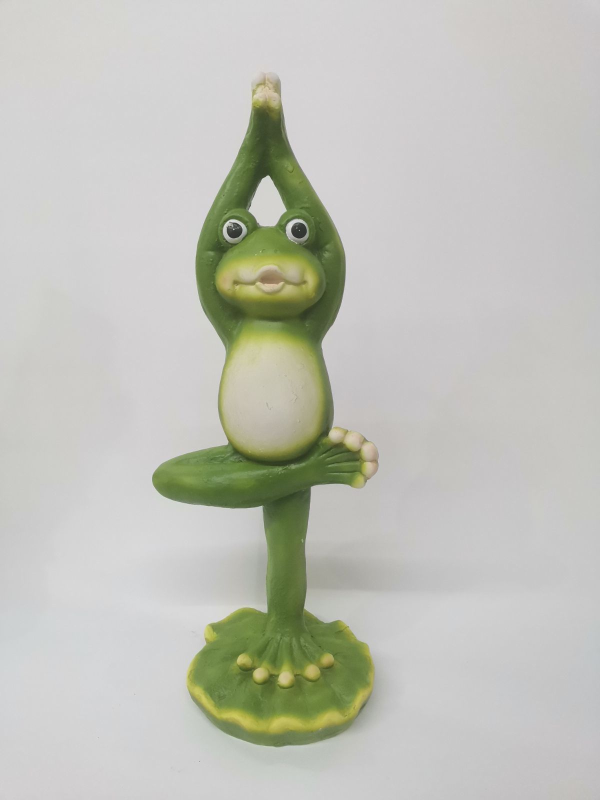 ヨガをしているカエル かえる