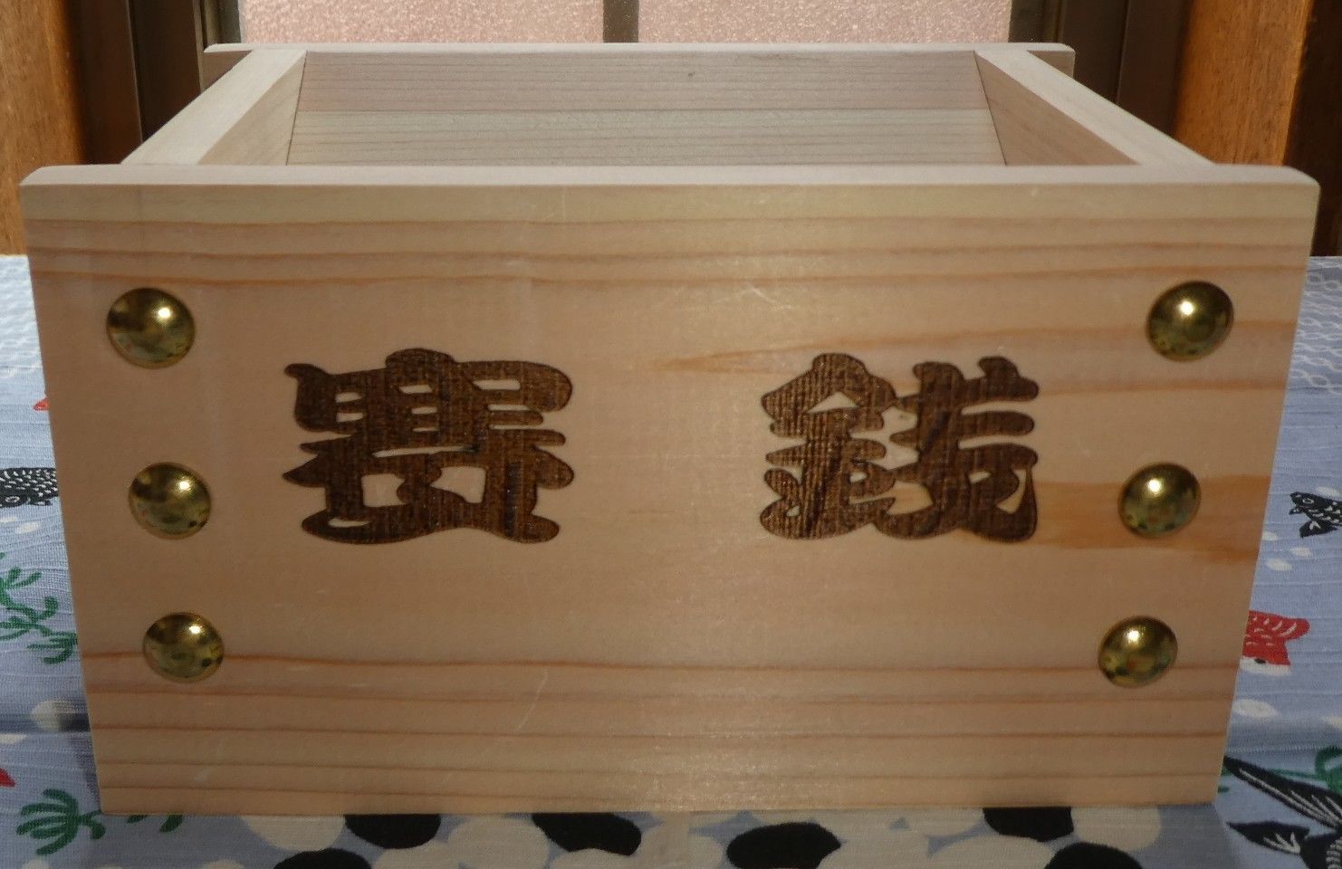 開運 お賽銭貯金箱（桧）小『賽銭』文字入24 金鋲 - メルカリ