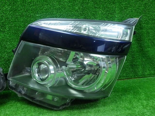 トヨタ ZRR70⁄75 ヴォクシー 前期 ヘッドライト 左右 HID 28-203 V8