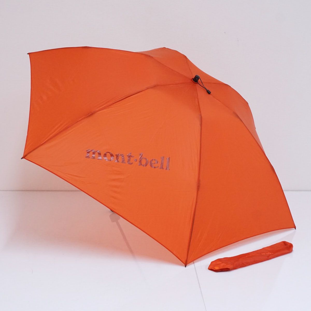 美品montbell 折りたたみ傘 #1128552 トレッキング Amazon | mont-bell(モンベル) トラベルアンブレラ BLBK 1128552