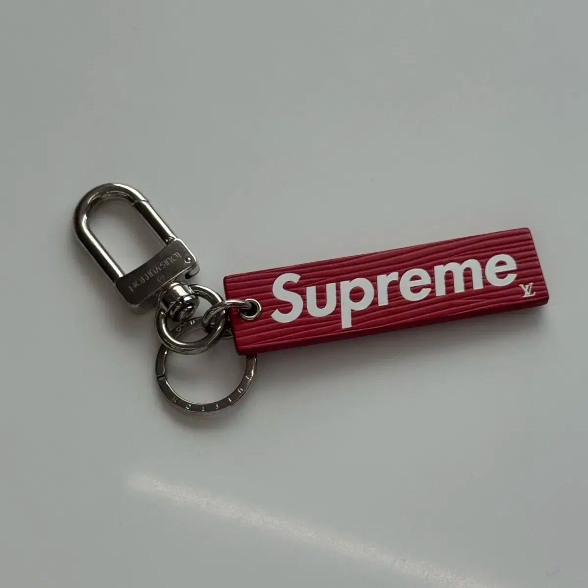 Supreme VUITTON キーホルダー 赤 Supreme レッドキーホルダー Supreme(シュプリーム) X Louis